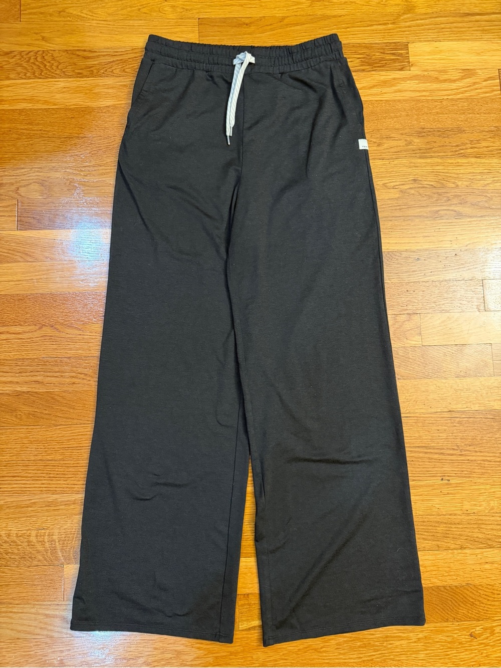Vuori Women's Halo Essential Wideleg Pant in Black - Size Medium NWOT